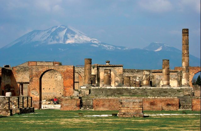 Pompeii and Mount Vesuvius tour by land